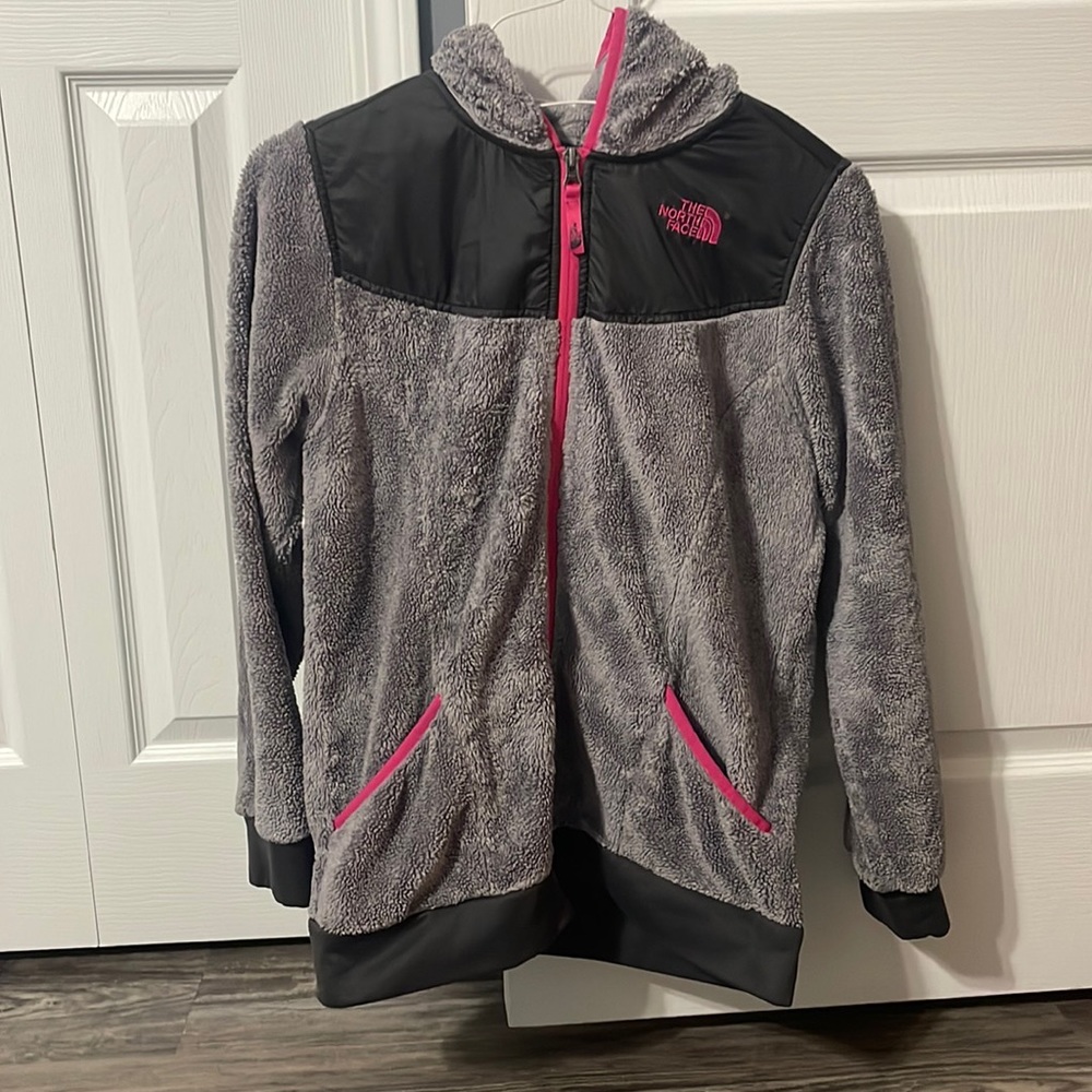North face jacket. I’m very good condition. Barely worn